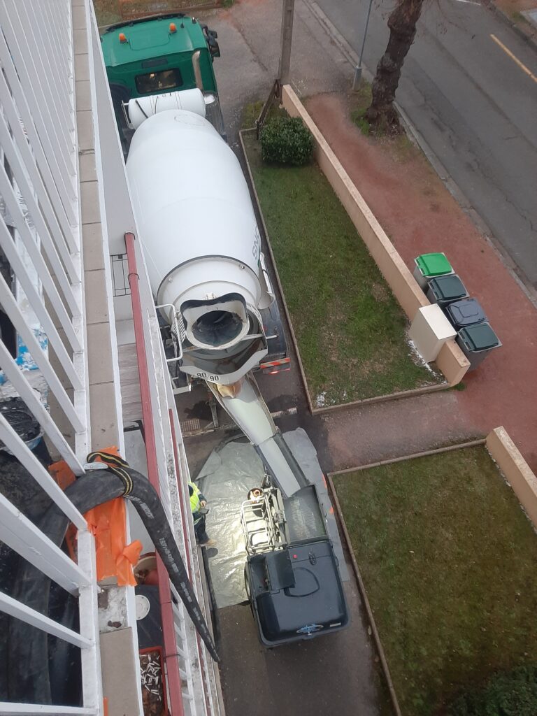 Camion malaxeur et pompe à chape